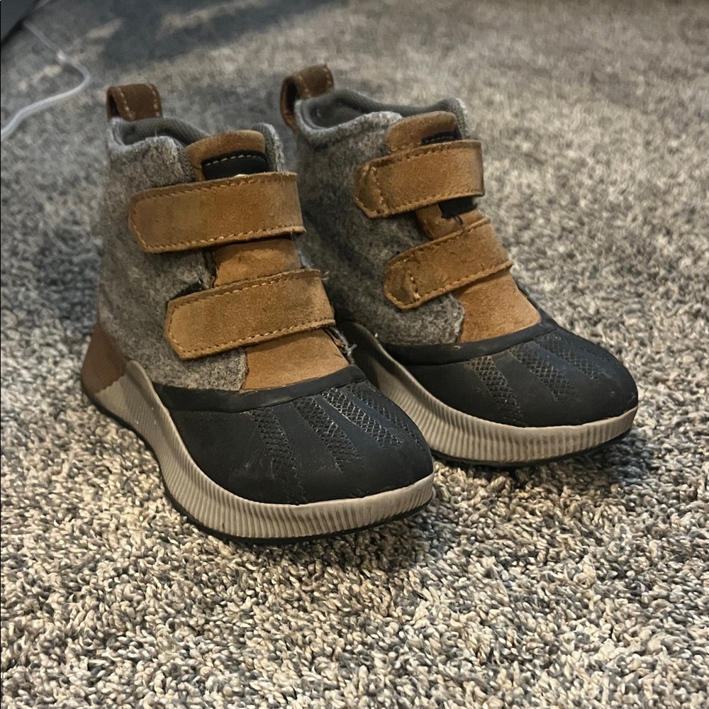 Sorel Kids Boots in Gray and Brown with Velcro